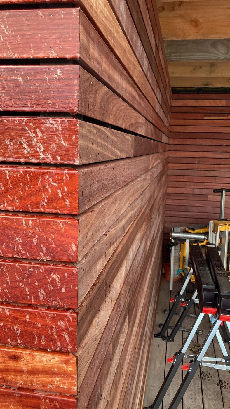 Angle de bardage en bois exotique, lames massives