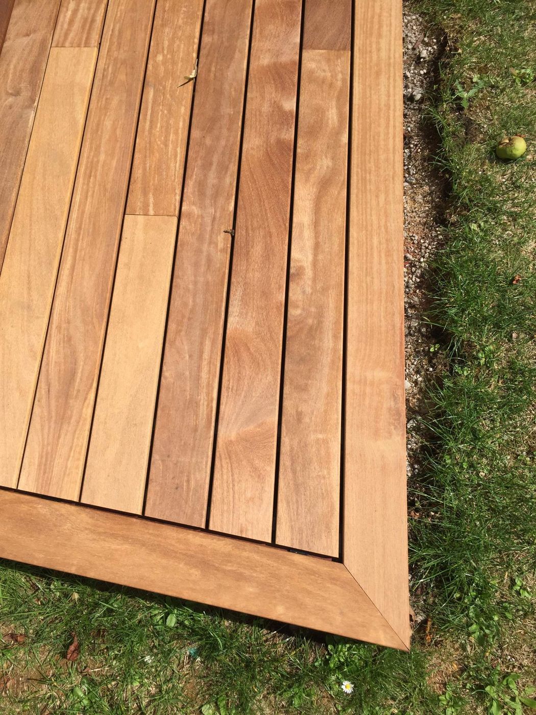 Angle de cadre de terrasse en bois coupé à 45 degrés
