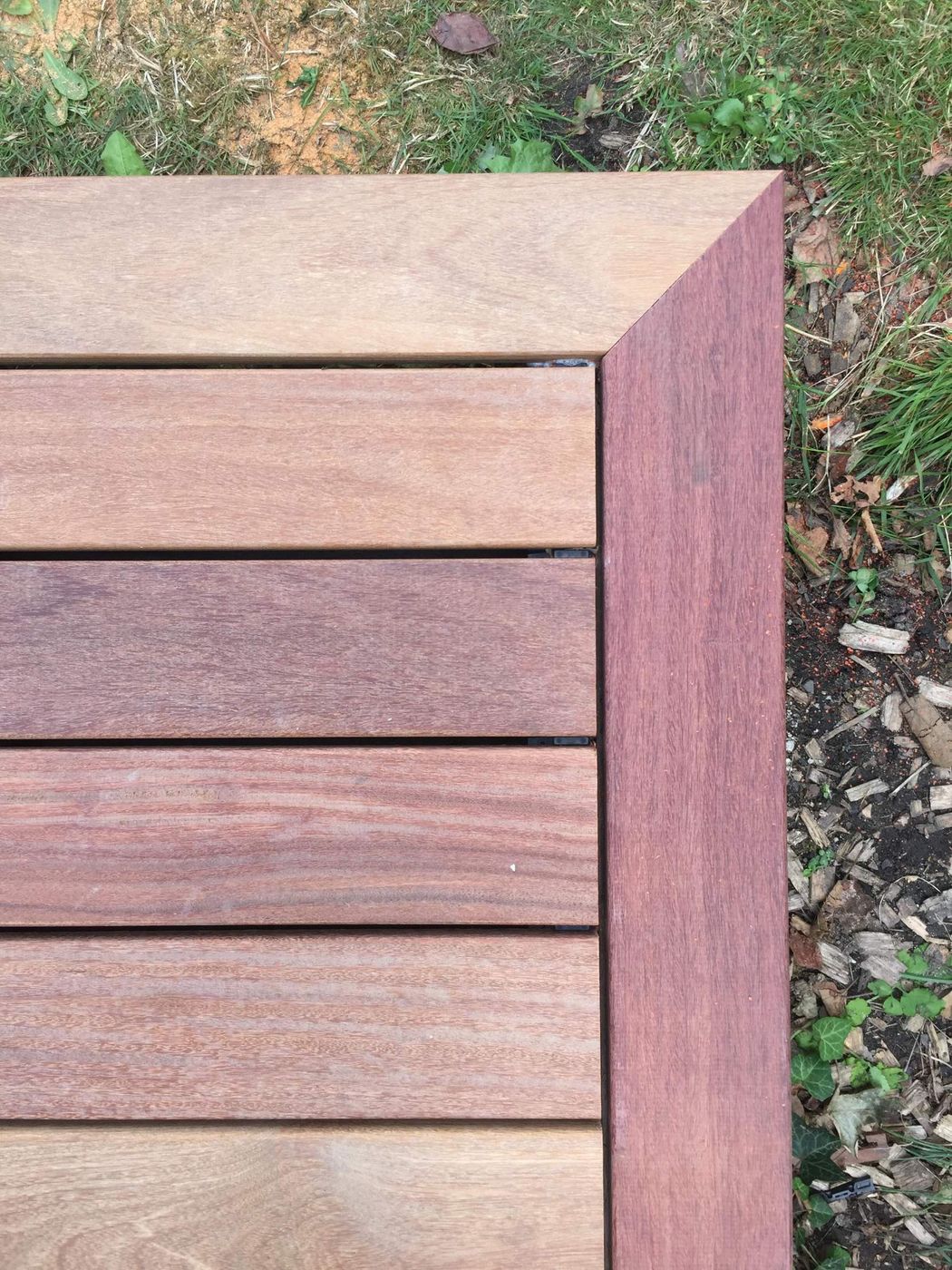 Angle de terrasse en bois, lames et bordure
