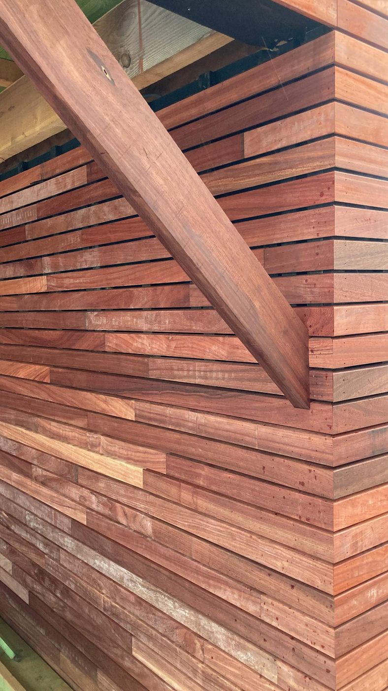 Bardage horizontal en bois et jambe de force