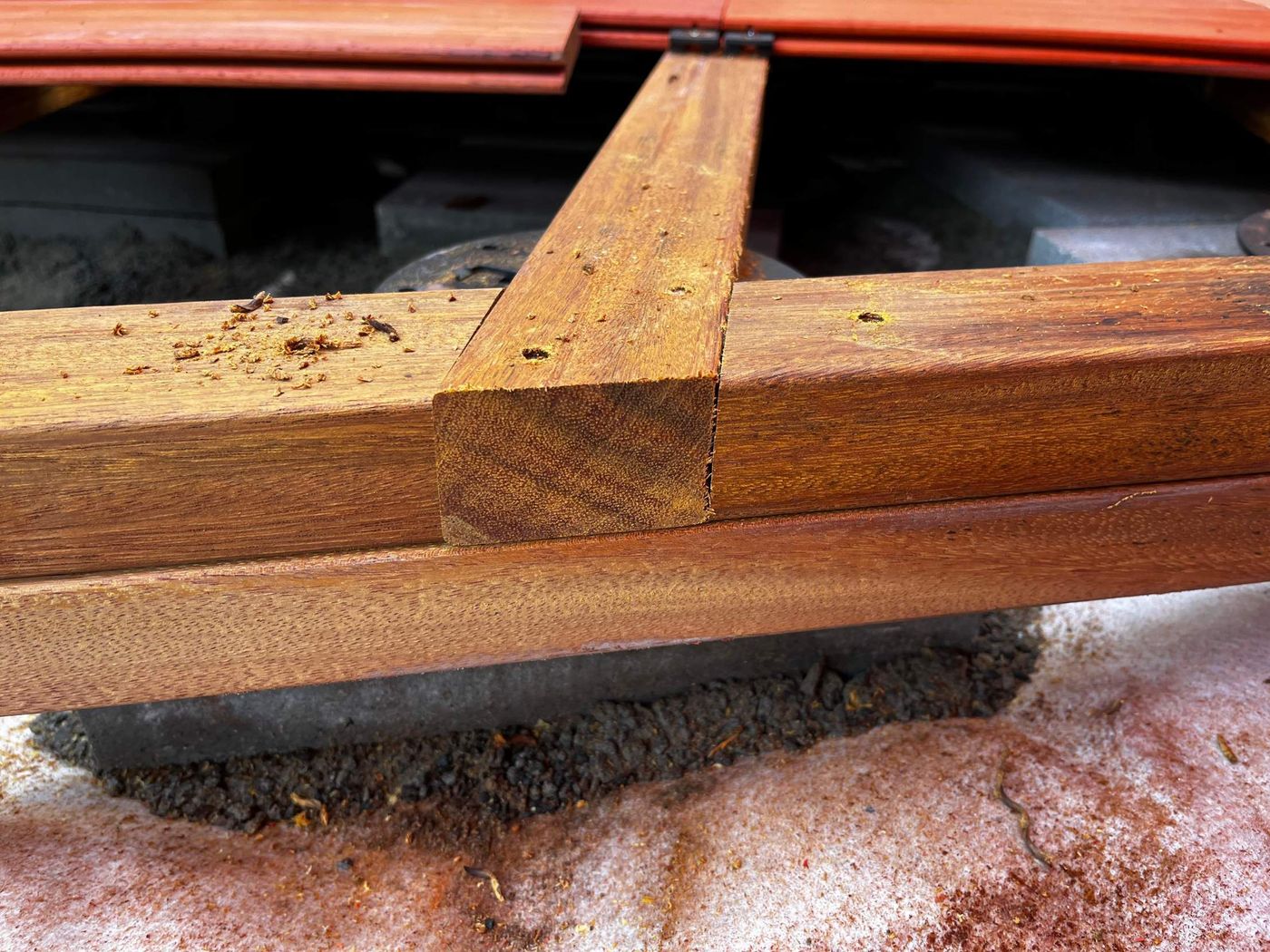 Assemblage des lambourdes en bois exotique sur plots