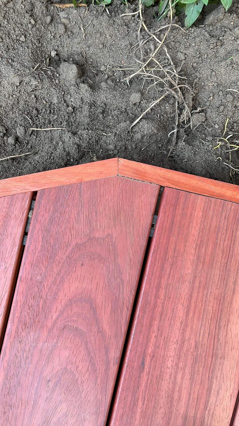 Bordure de terrasse en padouk assemblée en onglet