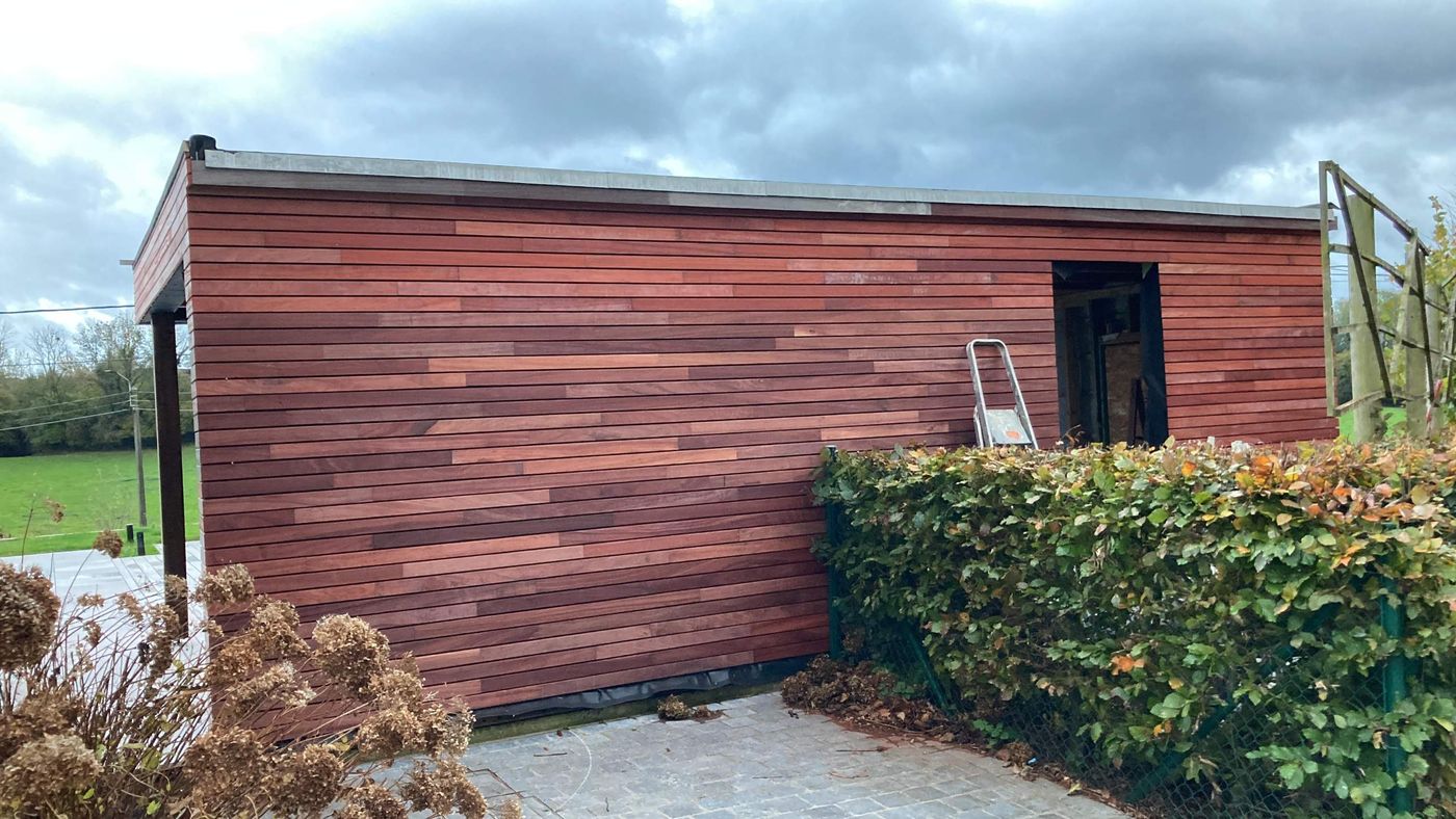 Pool house habillé d'un bardage horizontal en bois exotique