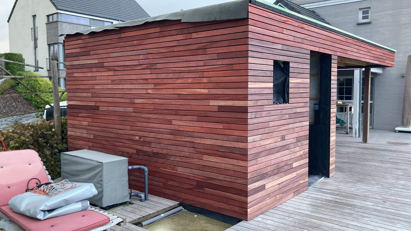 Pool house en bois exotique, bardage à claire-voie