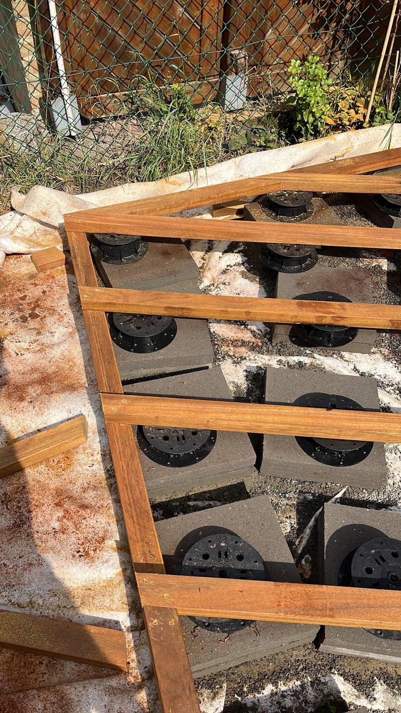 Structure de terrasse : plots réglables sur dalles et lambourdes en bois