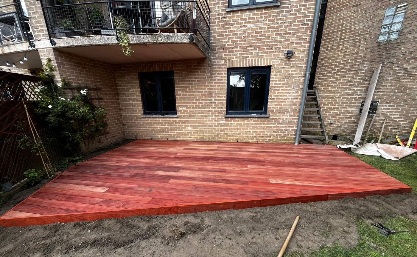 Parquet de jardin VETEDY en padouk à l'arrière d'une maison en briques