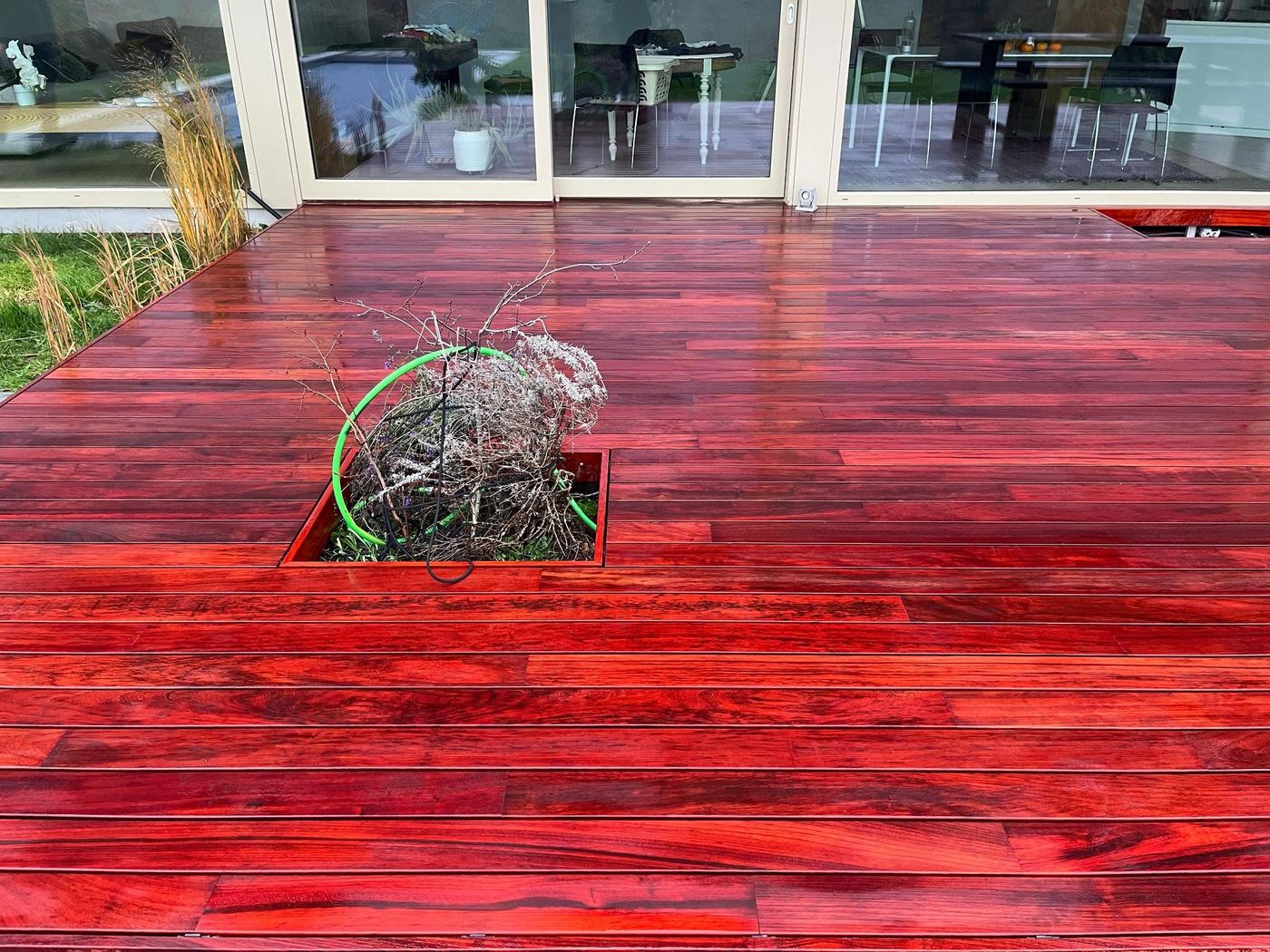 Parquet de jardin VETEDY en padouk avec un bac de plantation intégré dans le plancher