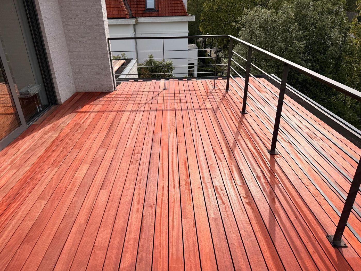 Toiture-terrasse en parquet de jardin VETEDY, padouk et garde-corps en acier, en plein soleil