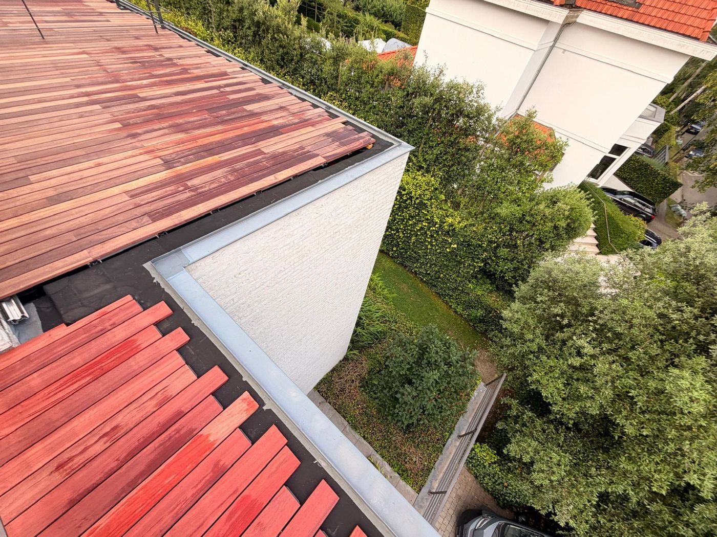 Toiture-terrasse en parquet de jardin VETEDY, padouk : lames arrêtées au ras de la rive